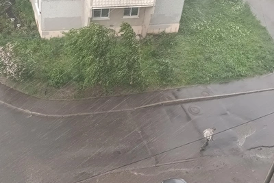 В Архангельске бушует гроза: гром, ливень и штормовой ветер