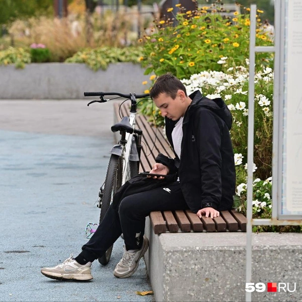 Похоже, кто-то увлекся скроллингом ленты в соцсетях | Источник: Василина Любимова / 59.RU