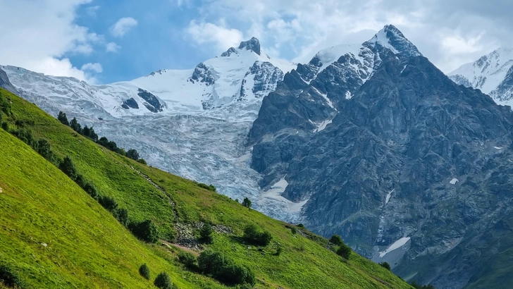 Вид на Джанги-Тау со стороны Грузии | Источник: Christopher Moswitzer via Shutterstock/Fotodom.ru
