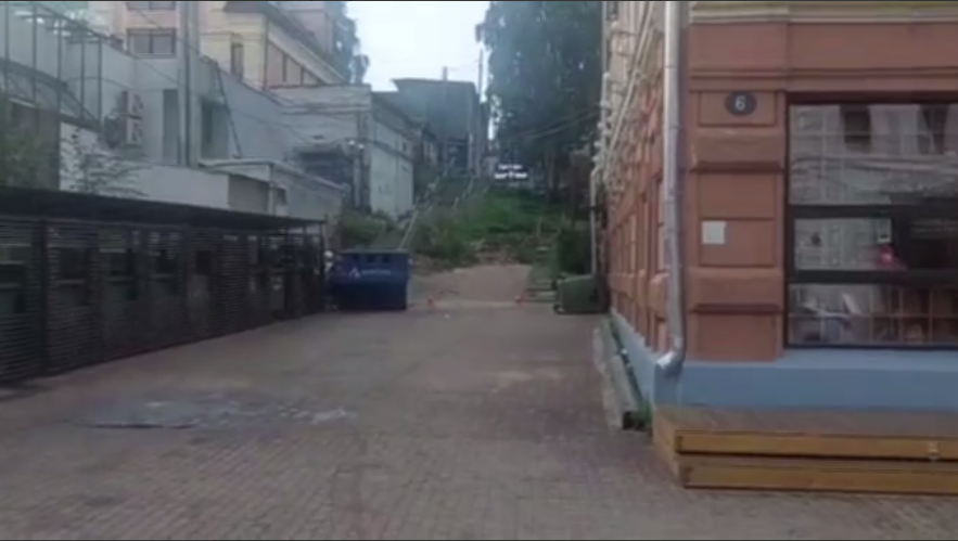 Машина въехала в людей на главной тусовочной улице Нижнего Новгорода