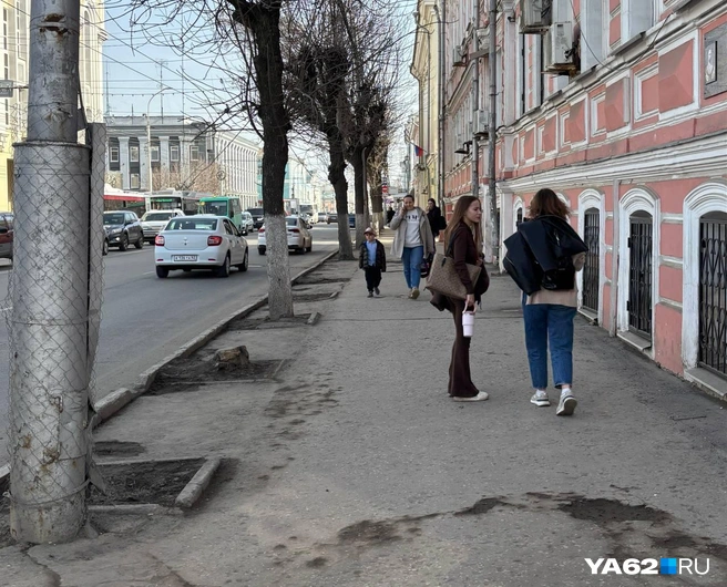 По ощущениям, в тепло настроение в центре Рязани меняется. Люди на остановках не такие хмурые, ведь ждать транспорт на солнышке гораздо приятнее, чем в мороз или снег | Источник: Виктория Улитова / YA62.RU