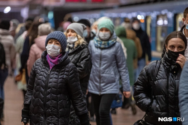 Эксперт советует соблюдать социальную дистанцию и избегать скоплений людей | Источник: Александр Ощепков / NGS.RU