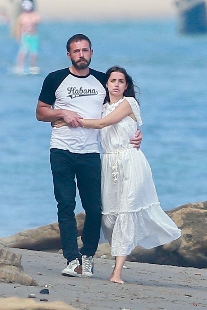 Как герои романтического фильма: Бен Аффлек и Ана де Армас на пляже Малибу