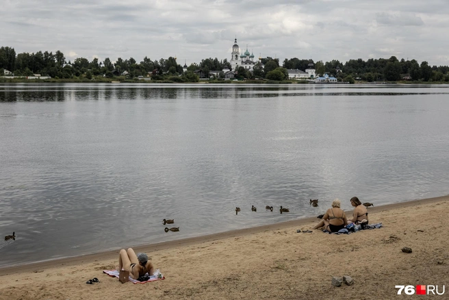 Посетители парка отдыхают у воды | Источник: Александр Куренной / 76.RU