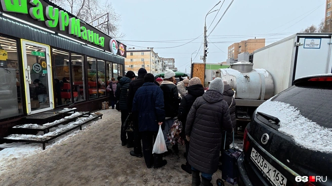 Тут до сих пор торгуют молоком из бойлера, а пенсионеры, несмотря на мороз, выстаиваются на улице в очередь за колбасой | Источник: Алексей Ногинский / 63.RU