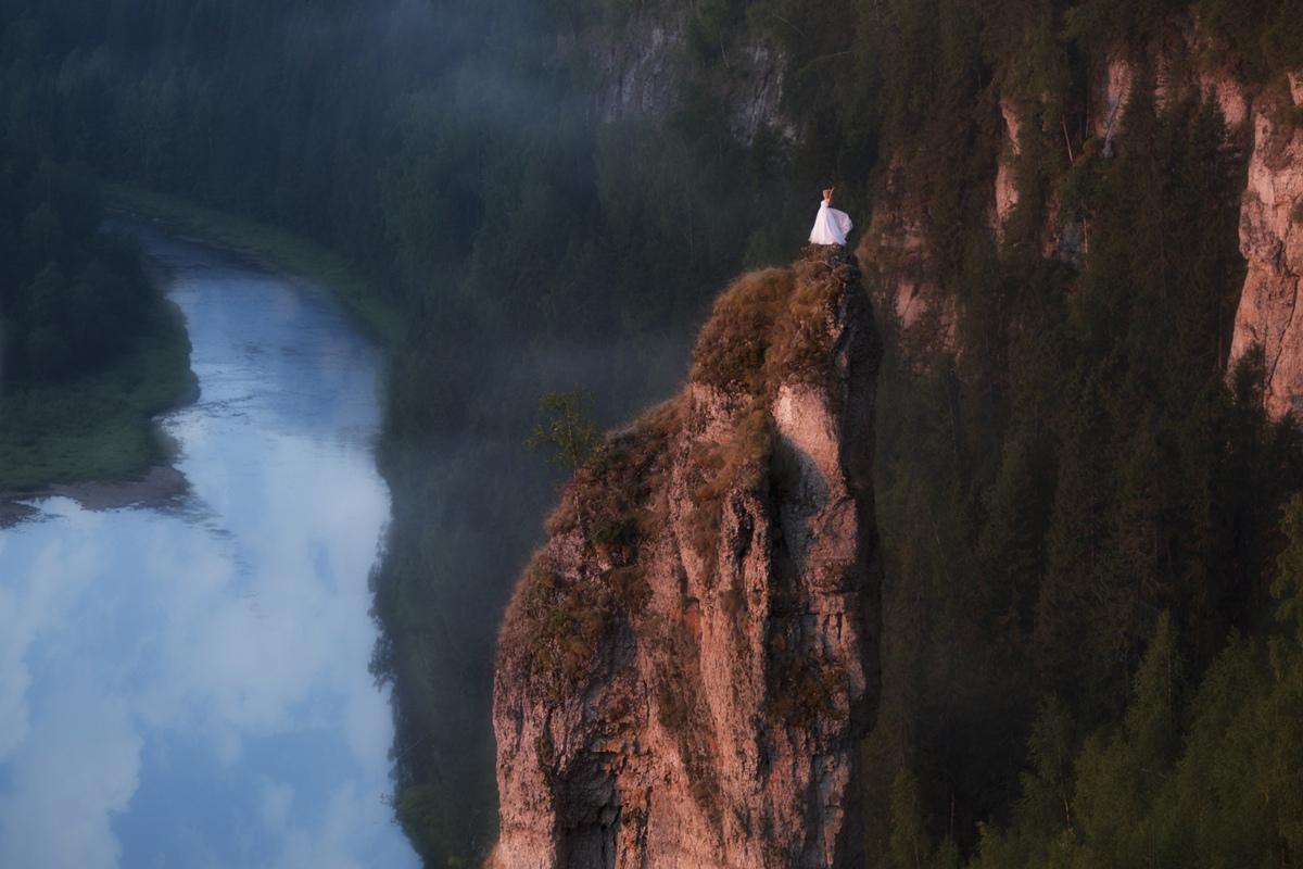 В Пермском крае фотограф устроил фотосессию на вершине скалы Чёртов палец  на Усьвинских столбах 22 июля 2021 г - 22 июля 2021 - 59.ру