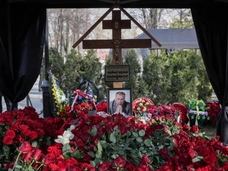 «Давай помиримся»: сын Жириновского не успел попросить прощения у отца и лишь прислал венок на кладбище