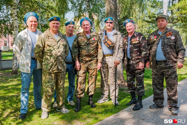 Мужчины с рабостью позировали нашему фотографу | Источник: Тимофей Калмаков / 59.RU
