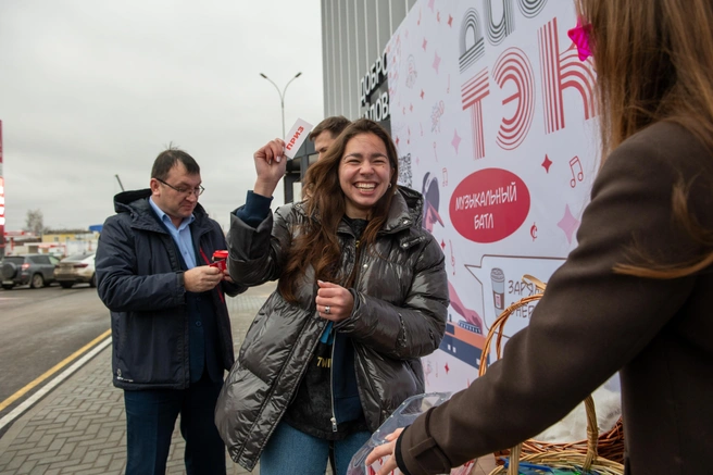 Посетители танцевали под диско-хиты, учились диджеингу и принимали участие в вокальном батле | Источник: АЗС «ЛУКОЙЛ»