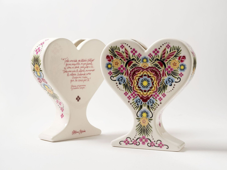 15 ваз в форме сердца: выставка в Мадриде (фото 0)