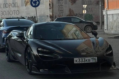 В Екатеринбурге заметили редкий McLaren 720S с дверями-крыльями