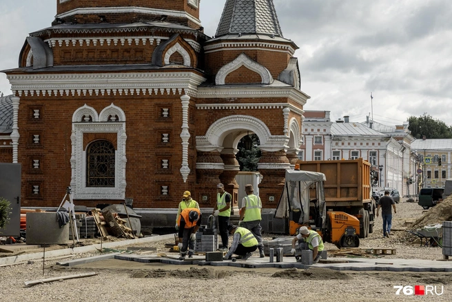 У часовни Александра Невского 31 июля начали выкладывать плитку  | Источник: Александр Куренной / 76.RU