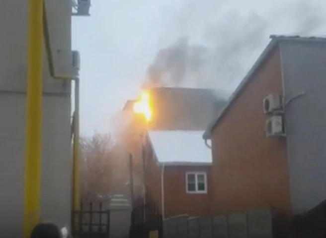 В центре Рязани загорелся дом (видео) | ya62.ru