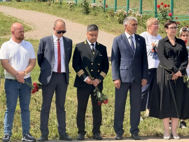 На церемонию пришел и Роман Лизалин, который был тогда капитаном «Арабеллы» и который первым пришел на помощь тонувшим | Источник: Наиль Вазыхов / Vk.com