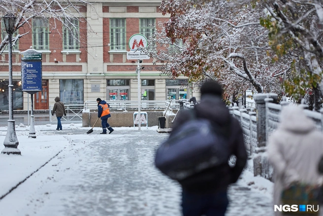Рабочие уже начали чистить снег | Источник: Александр Ощепков / NGS.RU