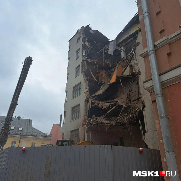 Рабочие сносят один из подъездов дома | Источник: Арина Майорова / MSK1.RU