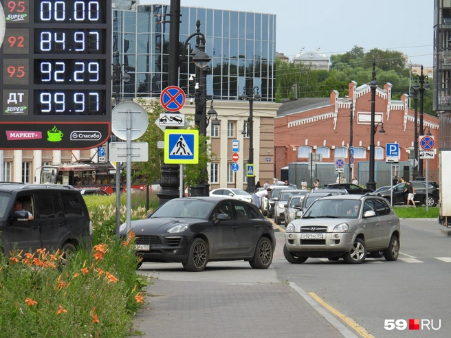 Мы поговорили с автомобилистами, стоящими в очередях на заправки | Источник: Кирилл Хафизов / 59.RU