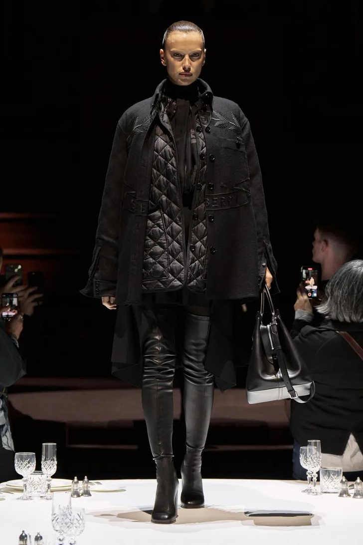 Обеденный стол вместо подиума и Ирина Шейк «без бровей» на показе Burberry FW22