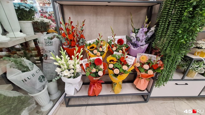 В магазине Purpur Bloom целая полка с тематическими букетами | Источник: Александр Лисихин / 45.RU 