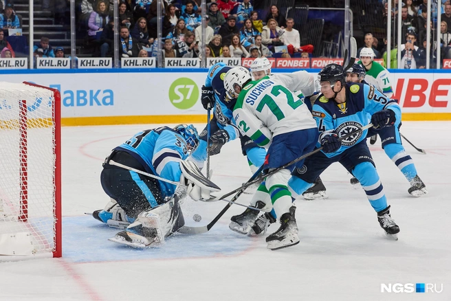 В начале третьего периода обе команды обменялись шайбами. Счет стал 2:5 | Источник: Александр Ощепков / NGS.RU