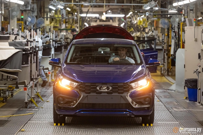 Искры над Невой. Кто в Петербурге разжигает новую LADA | Источник: Андрей Бок / «Фонтанка.ру»