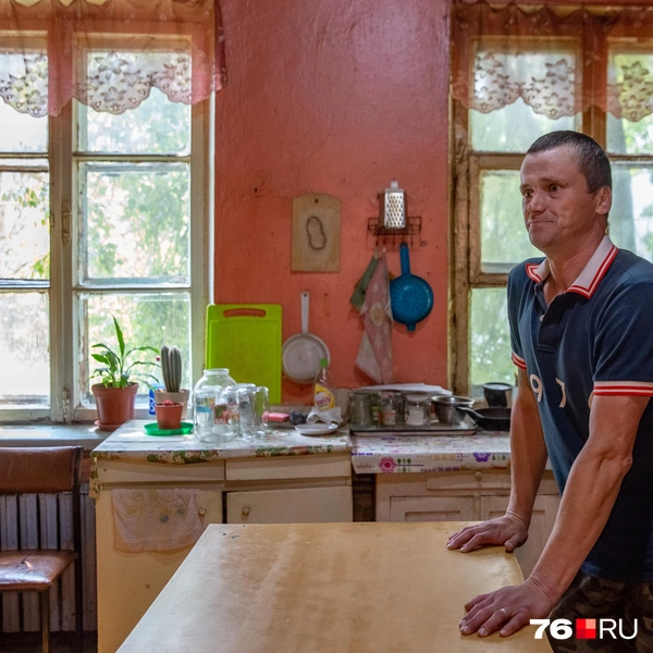 Видно, что жильцы старались следить за общими помещениями, но износ здания дает о себе знать | Источник: Кирилл Поверинов / 76.RU