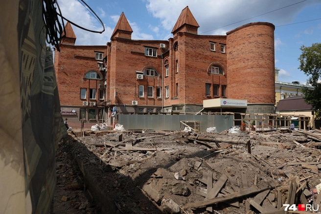 На свежих фотографиях хорошо видно, что здание разобрали до фундамента | Источник: Наталья Лапцевич 
