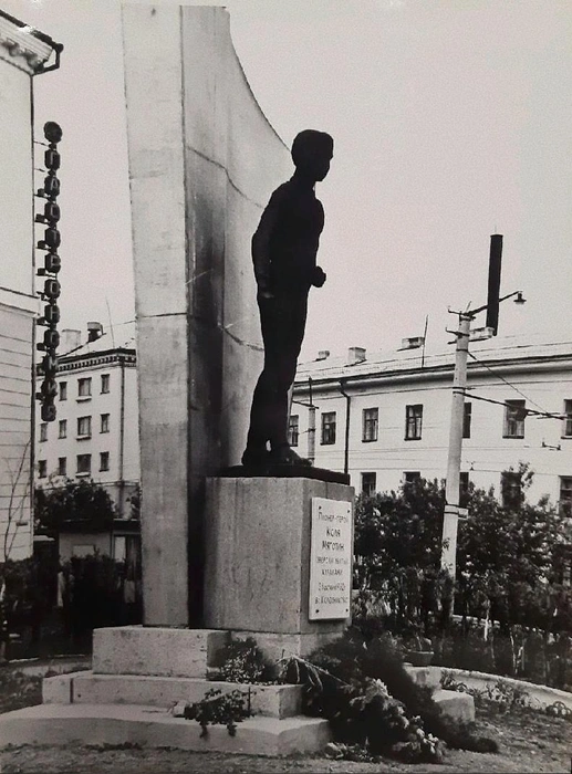 Памятник пионеру Коли Мяготину в 1970 году | Источник: Комитет по делам архивов Курганской области / vk.com