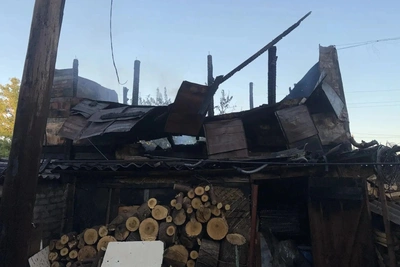 Двое подростков погибли при пожаре в заброшенной постройке в Алтайском крае