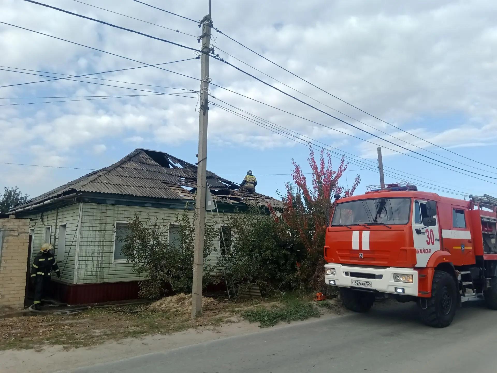 Крупный пожар охватил частный дом под Волгоградом — пострадал 42-летний мужчина