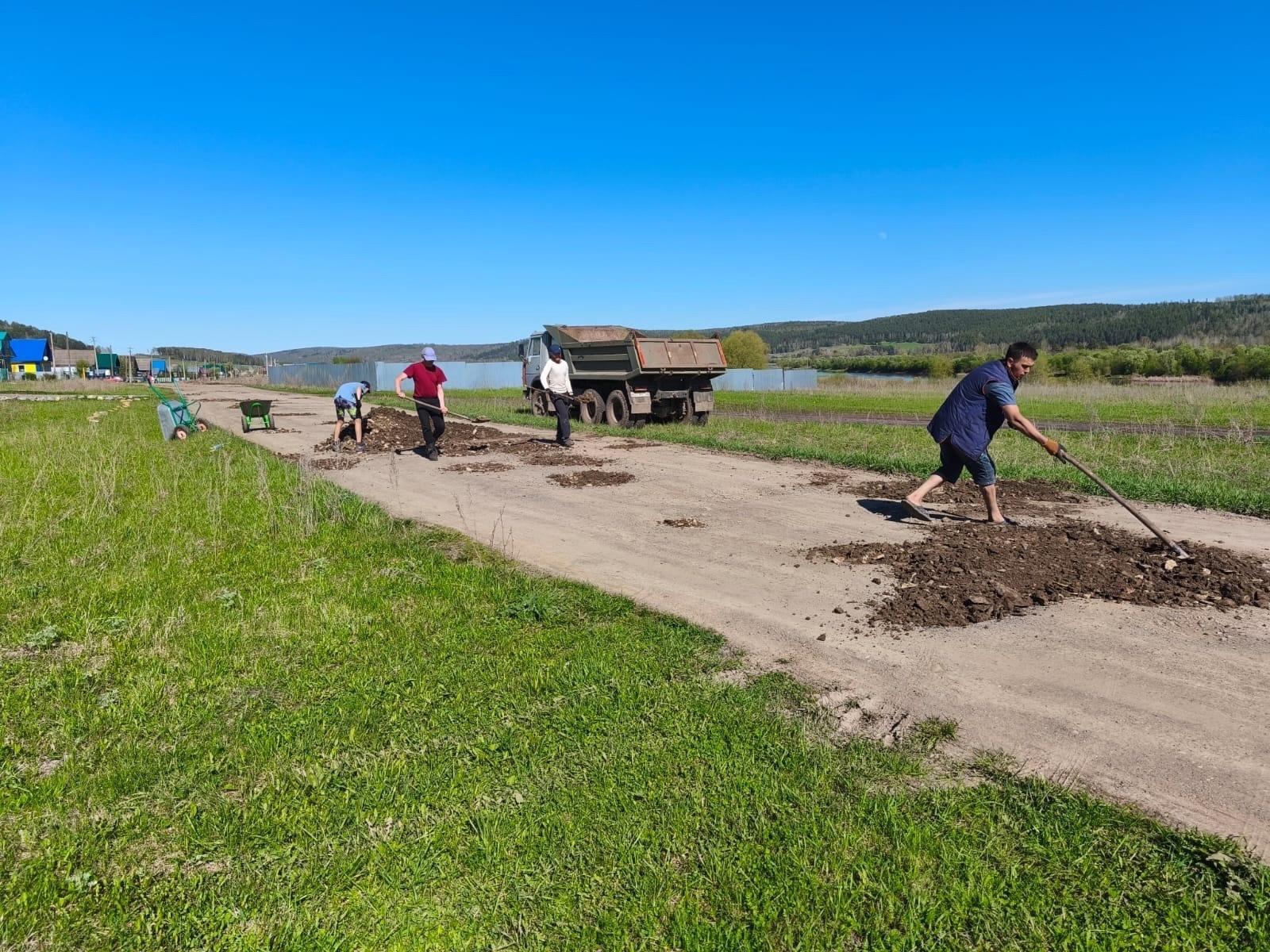 Жители деревни на краю Башкирии несколько лет ждали ремонта дорог — и сделали всё сами
