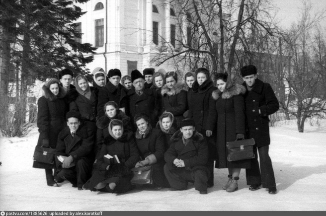Студенты Томского госуниверситета с преподавателем на фоне вуза. Заметьте, что все молодые люди одеты в пальто с меховыми воротниками. Ну а их портфели&nbsp;— это какая-то отдельная эстетика тех времен | Источник: pastvu.com