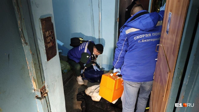 Врачи скорой полчаса боролись за жизнь хозяина квартиры, но он скончался | Источник: ИА «Ночные новости»