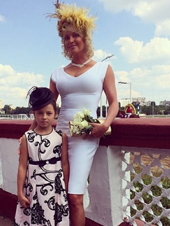 Анастасия Волочкова с дочерью Ариадной на скачках