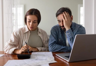 «Я скрываю от мужа, что у меня кредиты»: историю читательницы комментирует психолог