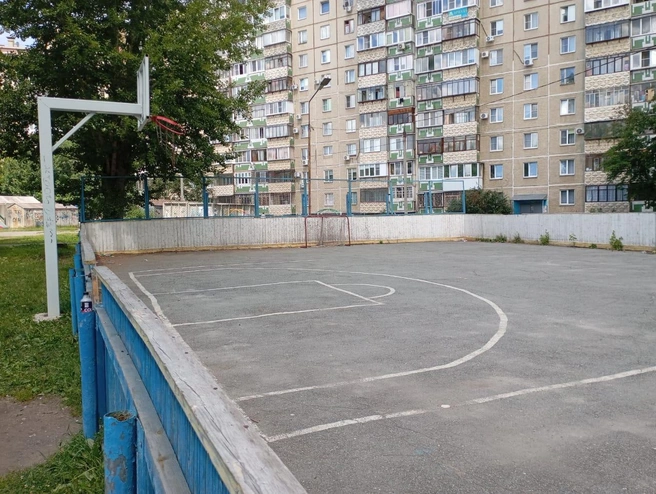 Спортивный корт раньше тоже был в плачевном состоянии. Несколько лет назад покрытие обновили, зимой тут заливают каток | Источник: пресс-служба «Команды Мительмана»