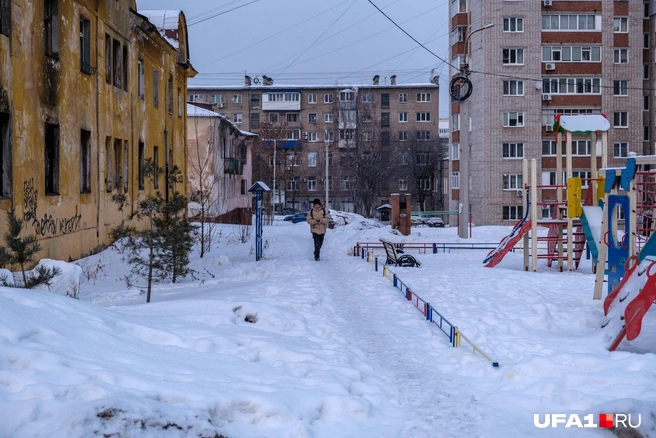 А с обратной стороны детская площадка | Источник: Булат Салихов / UFA1.RU