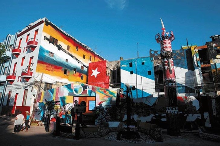 В переулке Амеля (Callej´on Hamel) в Гаване, разрисованном афро-кубинскими мотивами, специально для туристов проводят «показательные» церемонии сантерии | Источник: JORGE SILVA / REUTERS