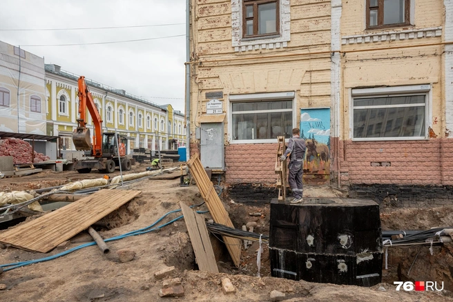 Рабочим и самим приходится преодолевать разрытые канавы | Источник: Александр Куренной / 76.RU