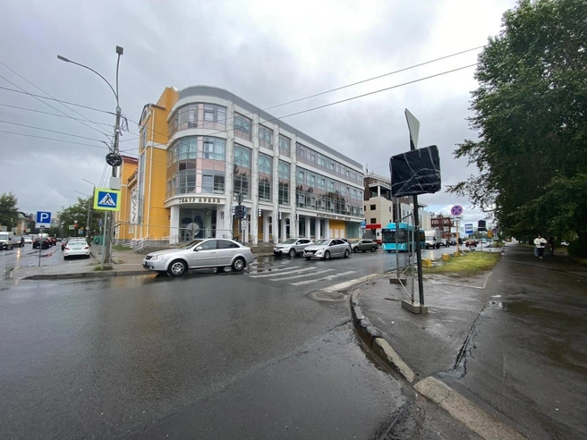 Во время изменения схемы проезда рядом с театром также убирали «зебру» | Источник: Администрация Архангельска