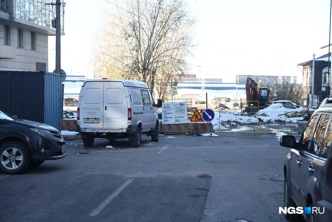 Водители не могут проезжать по улицам месяцами  | Источник: Александр Ощепков / NGS.RU