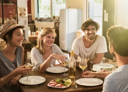 Как выглядеть вежливым гостем: правила и запреты от гуру этикета, которые важно соблюдать