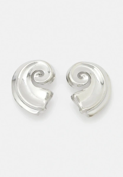 Olsen tuck: заправлять волосы под одежду — новый модный прием от сестер Олсен Olsen tuck: заправлять волосы под одежду — новый модный прием от сестер Олсен