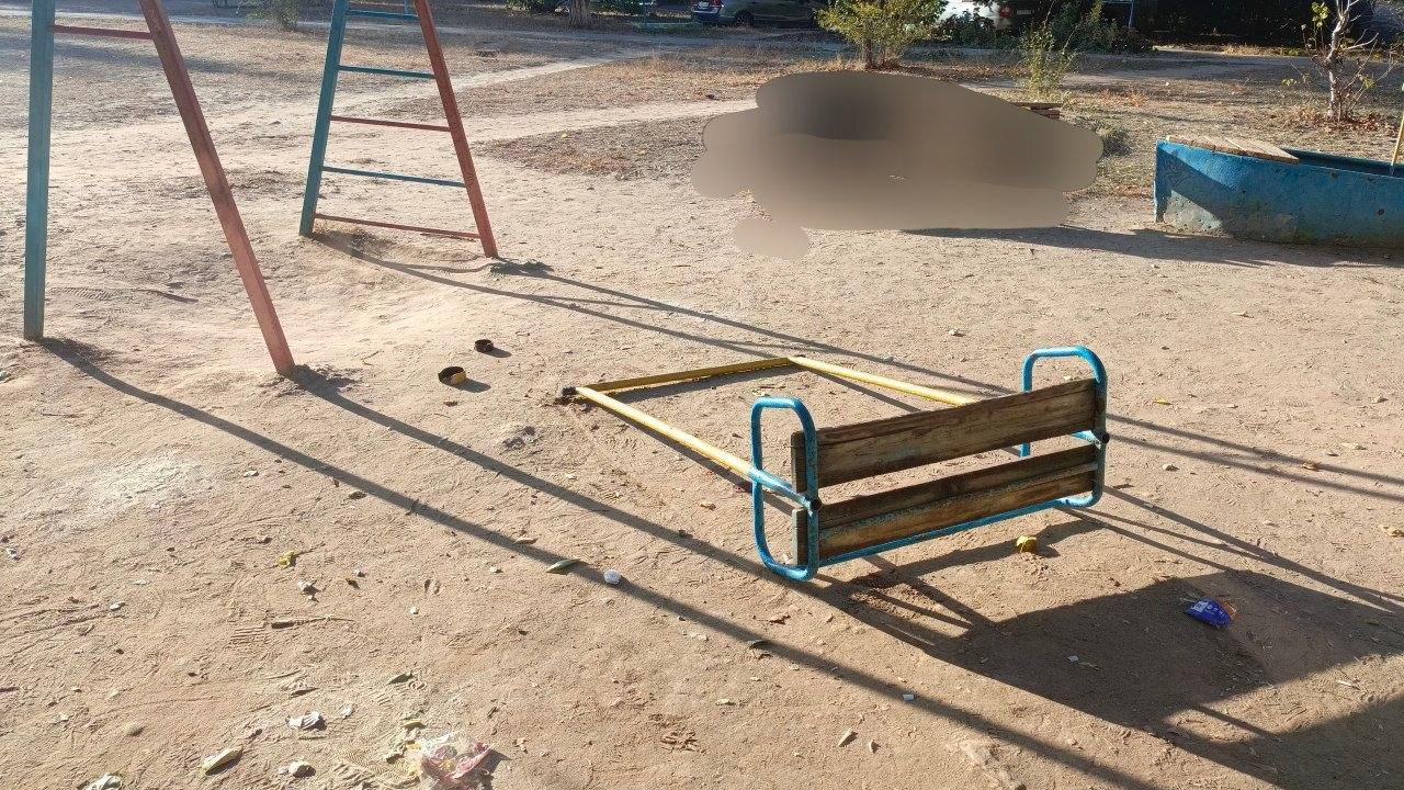 «Мы упали, подруга потеряла сознание»: в Волгограде две девочки получили травмы, сорвавшись со ржав…