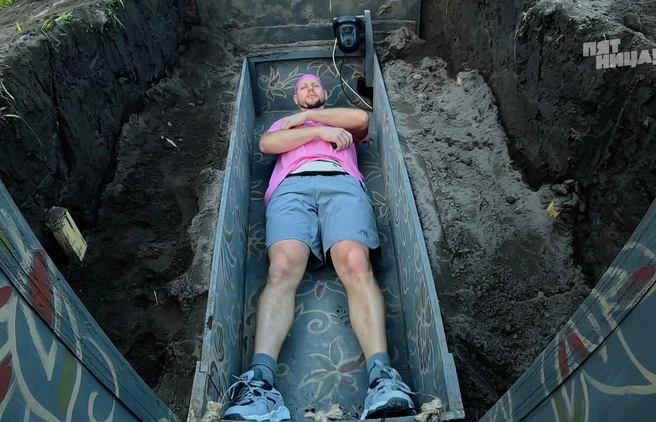 Семен нехотя спустился и лег в ящик | Источник: кадр из реалити-шоу «Ставка на любовь» (16+), телеканал «Пятница», 2025 год