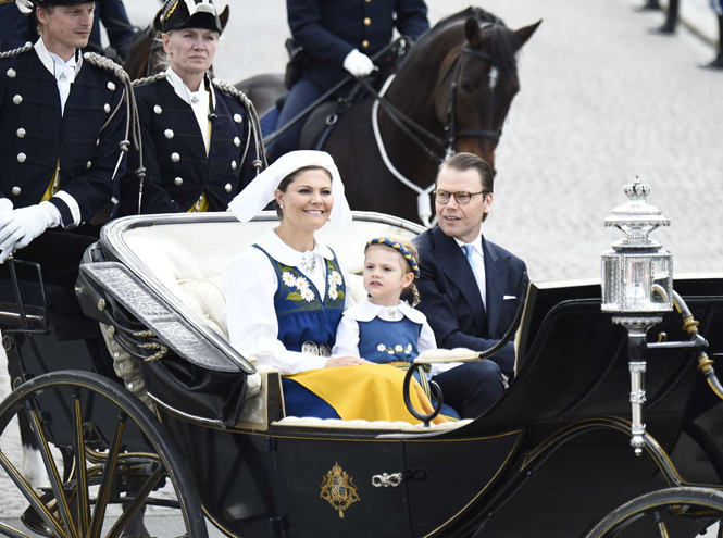Фото №9 - Шведская королевская семья на праздновании Дня флага