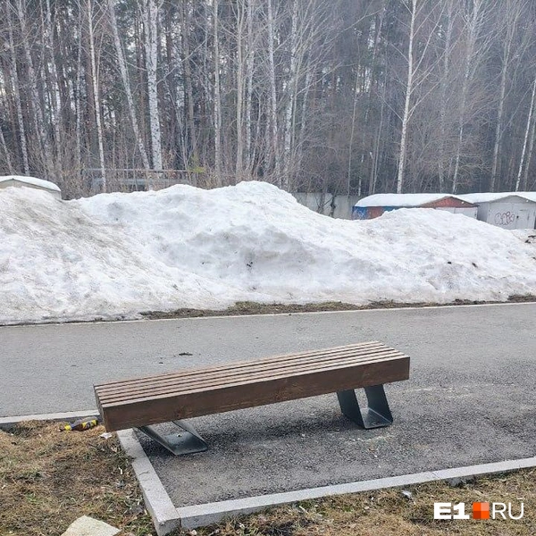 Скамейкам тоже досталось  | Источник: читатель E1.RU