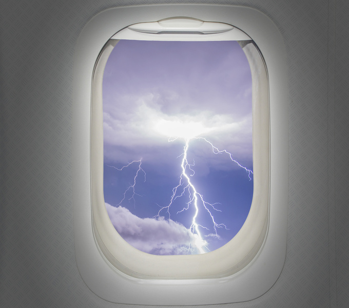 Почему самолеты не падают от попадания молнии