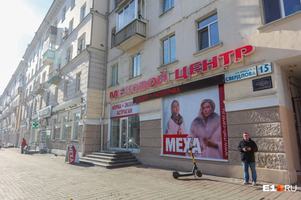 Слева&nbsp;— фото 2022 года, хотя ровно так же магазин выглядел вплоть до недавнего времени, справа&nbsp;— совсем свежий кадр | Источник: Владислав Лоншаков / E1.RU