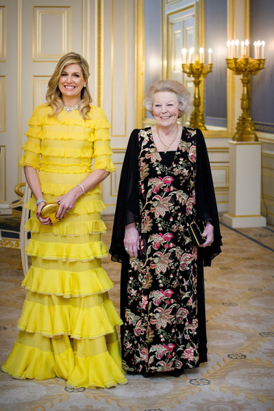 Что особенного в платье Claes Iversen из гардероба нидерландской королевы Максимы и почему оно поменяло цвет?